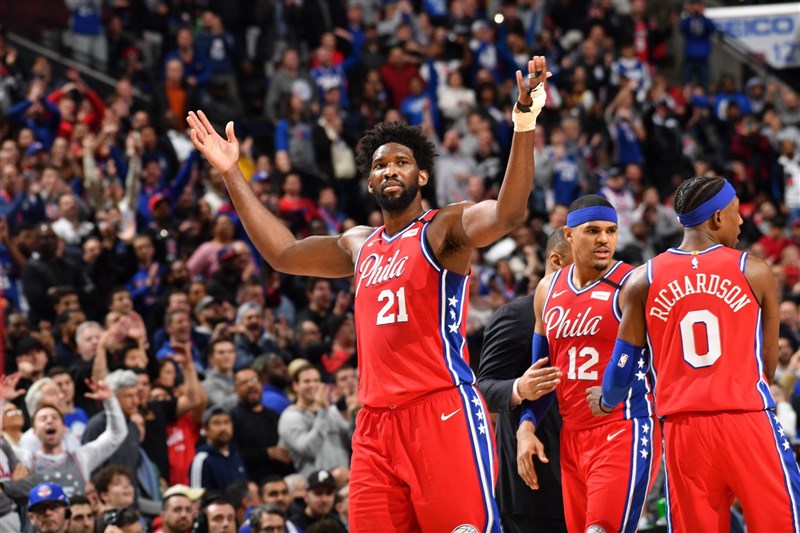 美國職籃NBA明星賽7日將在喬治亞州亞特蘭大登場,但費城76人球星恩比德(前中)和西蒙斯確定無法參賽。(圖取自twitter.com/JoelEmbiid)