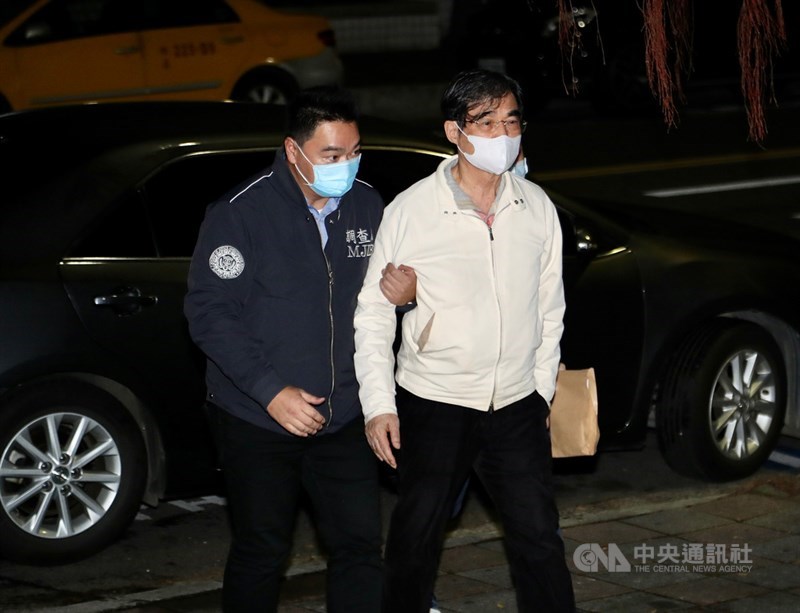 光寶集團創辦人宋恭源(右)涉嫌內線交易,檢調約談宋恭源到案,9日凌晨移送北檢。中央社記者張皓安攝 10年3月9日