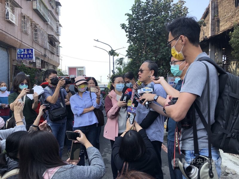 高雄市駁二藝術特區本東倉庫火災,高雄市副市長史哲(右3)9日上午前往視察並受訪表示,其餘24棟倉庫不受影響,搖滾音樂祭「大港開唱」27日如期舉行。中央社記者侯文婷攝 110年3月9日