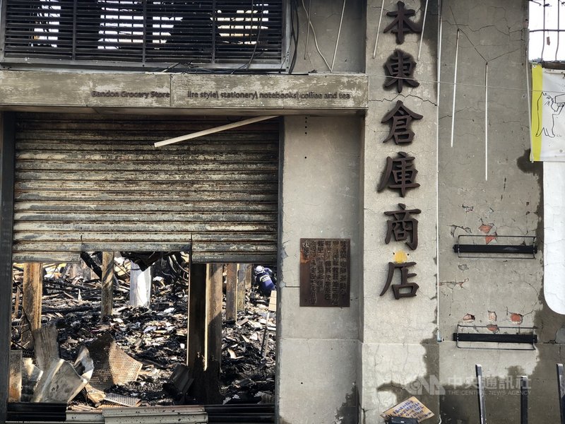 高雄市駁二藝術特區本東倉庫9日凌晨發生火災,木造屋頂全毀,燒剩牆面,主要起火點在本東倉庫的自行車倉庫。中央社記者侯文婷攝 110年3月9日