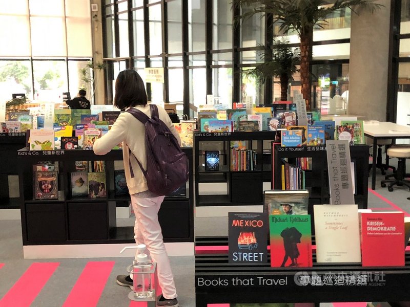 台北國際書展受到疫情影響,今年改為線上辦理,其中的德國館移師國家圖書館,9日起展出到4月11日。中央社記者陳至中台北攝 110年3月9日