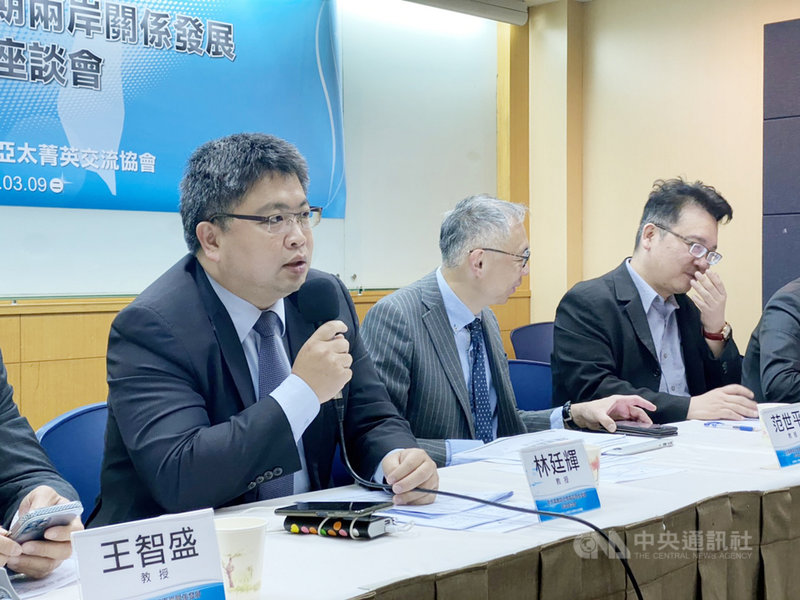 中華亞太菁英交流協會9日舉辦「中共兩會與近期兩岸關係發展」民調座談會,與會的台灣國際法學會副秘書長林廷輝表示,中國大陸對台如此不友善下,台灣民眾還是希望兩岸關係維持穩定,「希望北京能夠好好把握機會」。中央社記者賴言曦攝 110年3月9日
