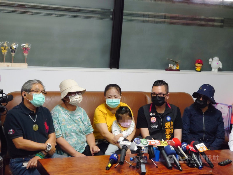 台灣台中地方法院11日將審理盛唐中醫診所案,國民黨籍台中市議員張彥彤(右2)9日陪同多名被害人舉行記者會,盼司法機關能為被害人伸張正義,其中最小的被害人5歲賴姓女童由母親陪同出席。(張彥彤服務處提供)中央社記者蘇木春傳真 110年3月9日