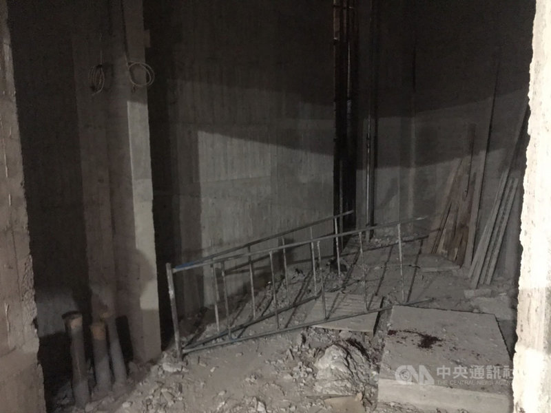 高雄市前鎮區一名水電工人9日在地下4樓拉線時,不慎從合梯墜落,左手開放性骨折,送醫無大礙。勞工局檢查後發現梯腳固定不當,依違反職安法開罰。(高市勞工局提供)中央社記者洪學廣傳真 110年3月9日