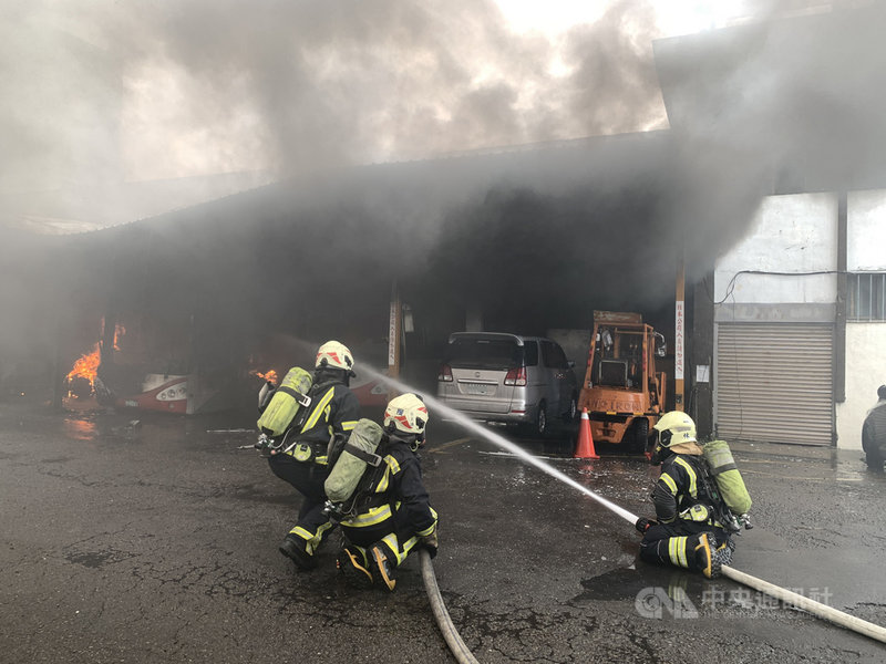 桃園市桃園區興中街的桃園客運公司修車廠,9日中午有公車起火,並冒出大量濃煙,消防局派出消防人員前往協助救災。(桃園市政府消防局提供)中央社記者吳睿騏桃園傳真 110年3月9日