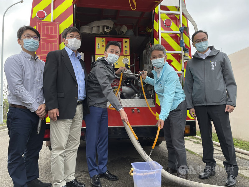 全台水情緊張,新竹市長林智堅(左3)9日與水利署長賴建信(右2)等人前往新竹市客雅水資源回收中心,視察水車取水演練情形。中央社記者魯鋼駿攝 110年3月9日