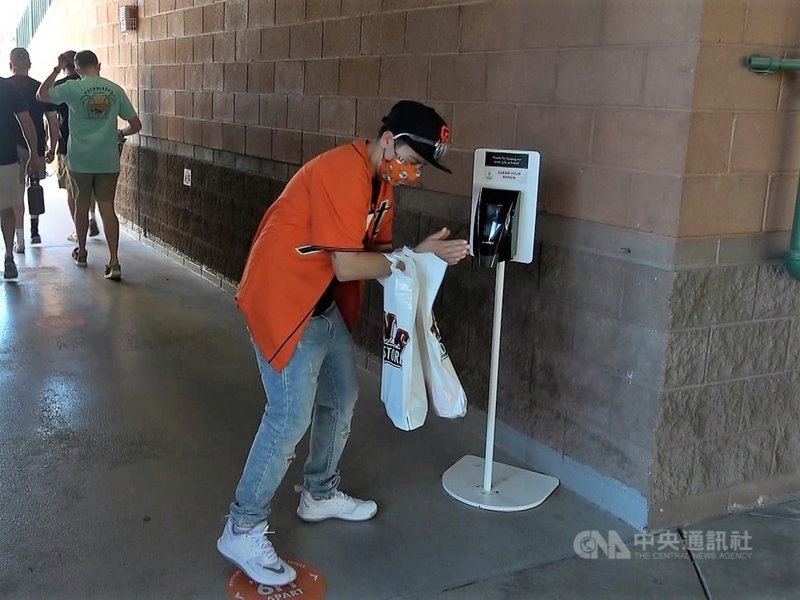 歷經去年一整年,比賽沒有觀眾,美國職棒大聯盟2021 年春訓重新開放球迷,球場設置乾洗手。中央社記者林宏翰亞利桑那攝 110年3月9日