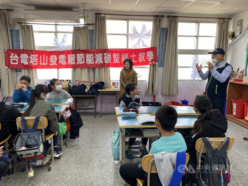 台電金門塔山發電廠9日表示,今年度鄉土教學節電宣導列車開動,首站來到金寧中小學國小部,廠長葉國佐(右立者)介紹電的基本常識及節約用電方法。中央社記者黃慧敏攝 110年3月9日