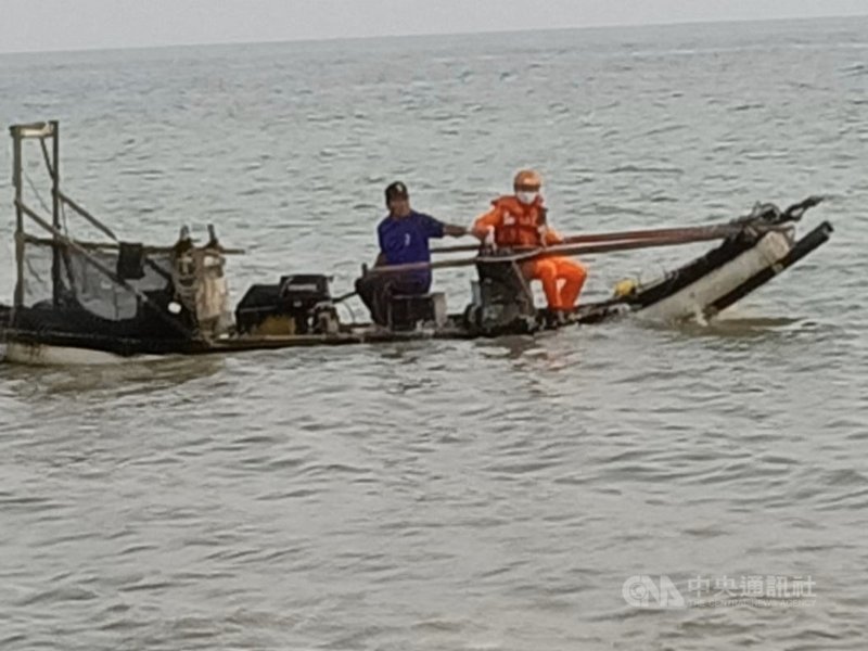 海巡署枋山安檢所守望人員8日下午發現海上有異常漂浮物,會同漁民前往察看,赫然發現是隻大鳥,立即搶救,經鑑定為保育類大冠鷲。(海巡署提供)中央社記者郭芷瑄傳真 110年3月9日