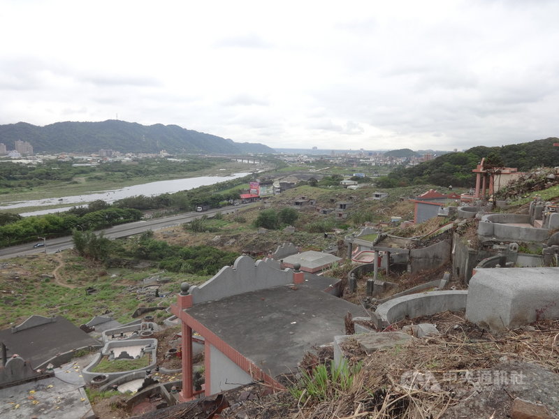 新北市鶯歌納骨塔空間滿載,市府規劃在鶯歌第一公墓部分範圍內興建第二納骨塔,將提供5萬塔位並設置環保葬區,預計民國115年完工。(新北市民政局提供)中央社記者沈佩瑤傳真 110年3月9日