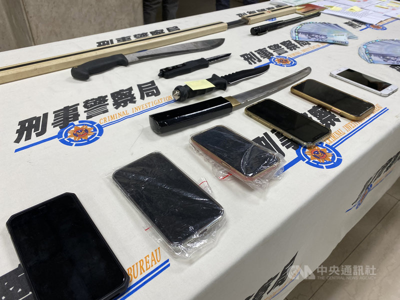 北聯幫成員王男等人從事暴力討債,刑事局獲報後立即蒐證偵辦,循線逮6嫌送辦,同時查扣武士刀、開山刀、伸縮警棍、彈簧刀、藍波刀、手機、本票等贓證物。中央社記者黃麗芸攝 110年3月9日