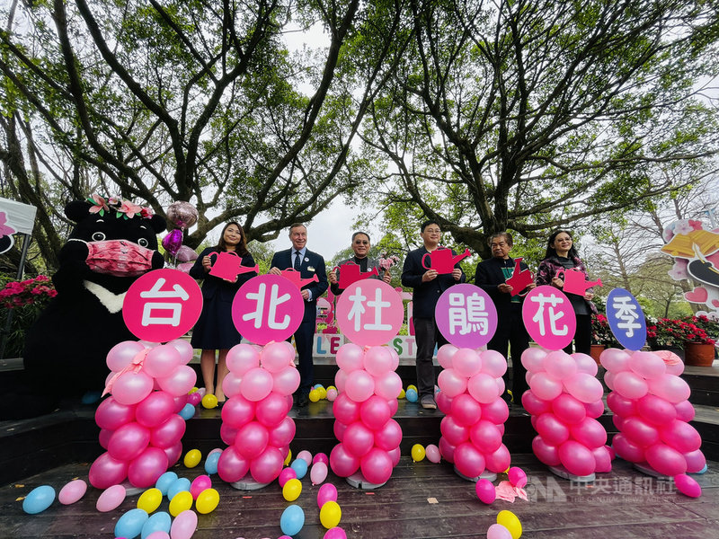 台北市杜鵑花季將於14日展開,副市長蔡炳坤(右4)9 日表示,杜鵑花是台北市的市花,邀請國人到台北享受浪漫春日氛圍。中央社記者陳昱婷攝 110年3月9日