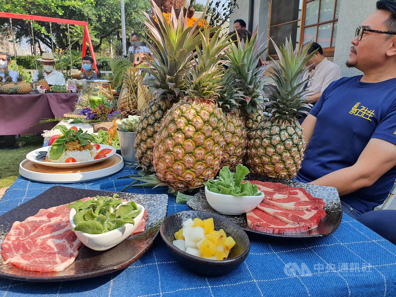 中國暫時停止進口台灣鳳梨,屏東13家名店挺澎湖冰花及屏東鳳梨青農,開發25道鳳梨冰花料理,即日起在店內供應到鳳梨產季結束。中央社記者郭芷瑄攝 110年3月9日