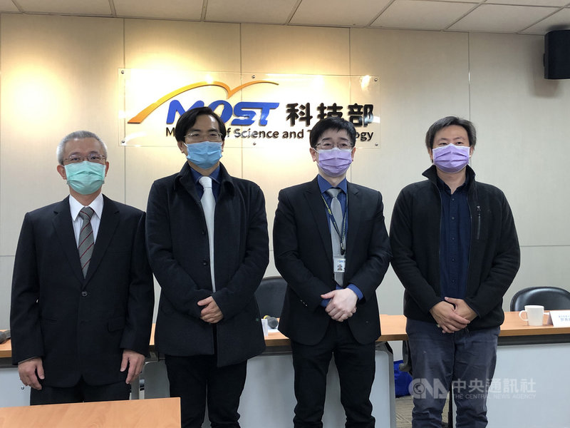 科技部9日舉行研究成果記者會,團隊成果登上今年2月國際學術期刊「先進材料」。左起海洋大學光電科學研究所助理教授羅家堯、東華大學物理系教授馬遠榮、科技部自然司司長羅夢凡、東華大學物理系副教授賴建智。中央社記者蘇思云攝 110年3月9日