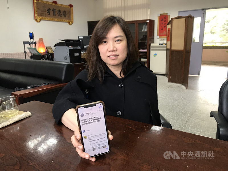 基隆市長樂國小老師沈雅琪(圖)經營粉絲專頁「神老師&神媽咪」,5年下來已有27萬人追蹤,沒想到卻遭人盜用還把她踢出管理員,沈雅琪期待有能把粉絲專頁帶回家的一天。中央社記者王朝鈺攝 110年3月9日