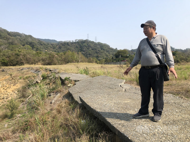 苗栗縣鯉魚潭水庫缺水嚴重,住在水庫附近多年民眾9日走進罕見見底的「淹沒區」指出,腳下所踩的舊農路、早期便橋、房舍殘磚等,以往不曾露出水面。中央社記者管瑞平攝 110年3月9日