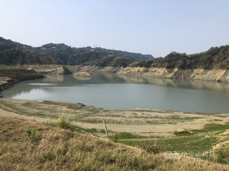 鯉魚潭水庫為供應台中及苗栗地區用水的重要水庫之一,近期水情嚴峻,水庫水位創新低,中水局除密集召開抗旱會議滾動檢討各項水源調度與應變措施,並把握低水位期間清淤,增加水庫蓄水空間。中央社記者管瑞平攝 110年3月9日