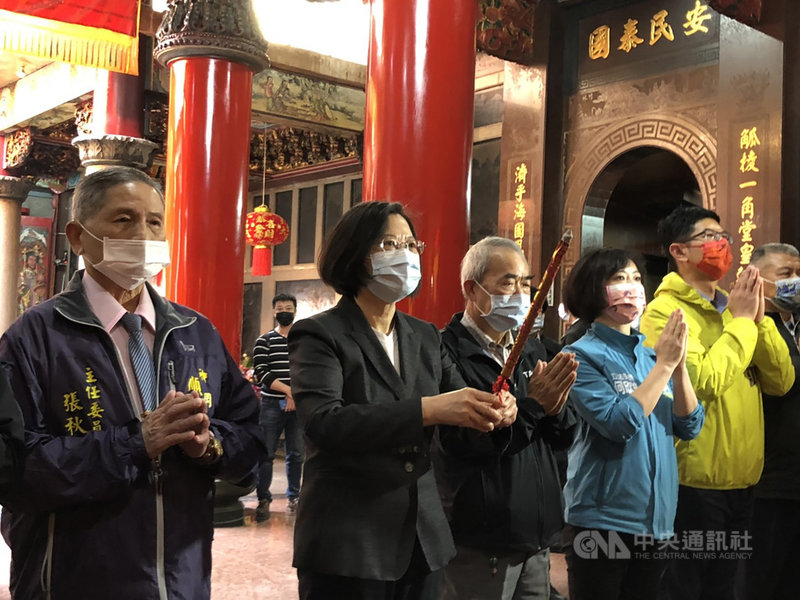 總統蔡英文(左2)9日南下台中市神岡區順濟宮還願參拜,答謝神明庇佑及在地鄉親支持,讓她順利連任總統,也吸引許多民眾到場歡迎。中央社記者趙麗妍攝 110年3月9日