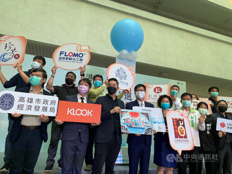 高雄市經發局在市府中庭開箱「港都選物所」聯名禮盒,也介紹設計師為高雄海港物產量身打造的禮盒包裝,大力薦物產豐富的人文基底及優質商品,高雄市長陳其邁(前左4)出席。中央社記者王淑芬攝 110年3月9日