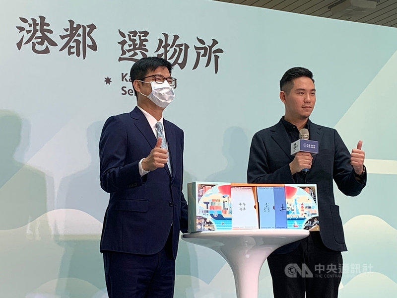 高雄市經發局邀設計師以「港都選物所」品牌量身打造限量禮盒,並以「只送不賣」的方式贈送給預約台鐵「鳴日號」的旅客,市長陳其邁(左)9日出席行銷。中央社記者王淑芬攝 110年3月9日