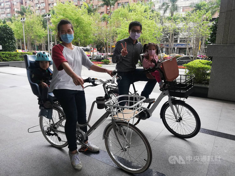 交通部9日在例行記者會說,目前有已有捷安特送審的4 型自行車及6型兒童座椅檢測合格,共24款組合,消費者可依需求選擇,鼓勵家長使用合法的自行車及座椅附載幼童,共同守護下一代的生命安全。中央社記者汪淑芬攝 110年3月9日