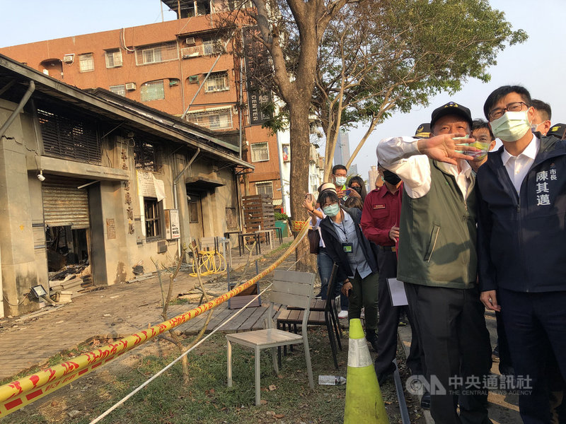 高雄市長陳其邁(前右)9日視察駁二藝術特區失火的「自行車倉庫」,問候居民、倉庫店家等,受訪時表示,駁二是高雄重要資產,包括規模及倉庫屋頂檜木結構等,歷史脈絡保存相當完整,已責成消防局盡速釐清失火原因。中央社記者侯文婷攝 110年3月9日