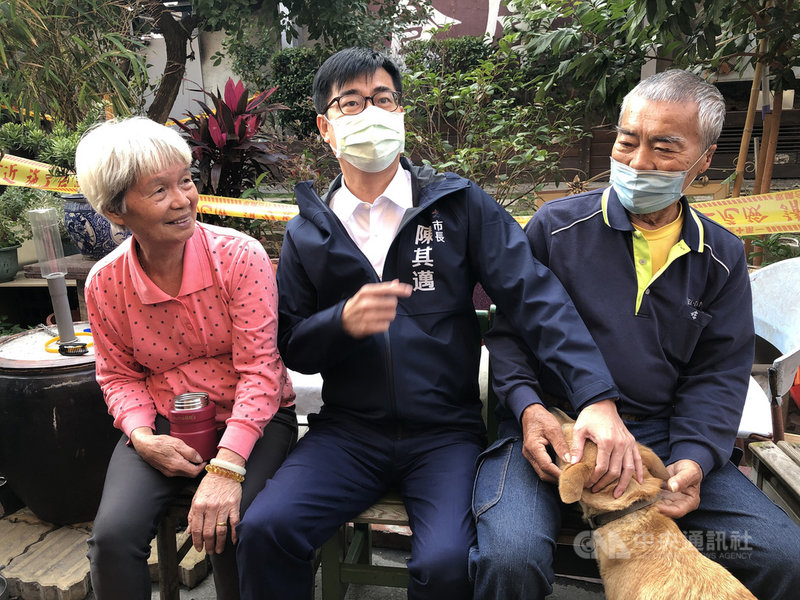 高雄駁二藝術特區倉庫發生火警,高雄市長陳其邁(中)9日前往視察了解狀況,並表示火災過後,店內貓狗還有幾隻貓咪受驚而失蹤,呼籲附近居民共同協尋。中央社記者侯文婷攝 110年3月9日