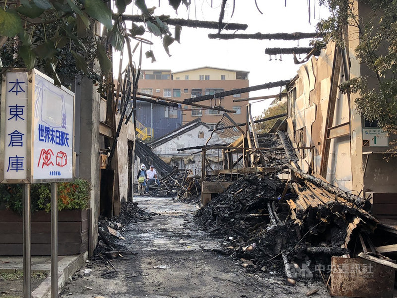 「本東倉庫…到世界末日那天」,位於高雄駁二藝術特區的「本東倉庫商店」店外招牌這樣寫著,但商店已在深夜大火中燒得焦黑;曾經收容數隻毛小孩並販賣文具商品的文創空間,現在只剩下斷垣殘壁,木造屋頂結構全毀,留下檜木焚燒過的氣味。中央社記者侯文婷攝 110年3月9日