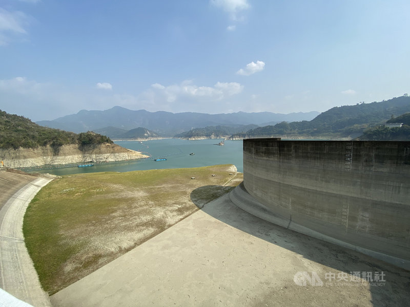 109年豐水期為台灣56年來首次無颱風,使西部水庫集水區自109年6月迄今,降雨量僅為歷史2至6成,造成今年水情相對嚴峻,中南部多個水庫存量低於2成,曾文水庫也是其一,其岸際裸露土表已長出綠草。中央社記者董俊志攝 110年3月9日