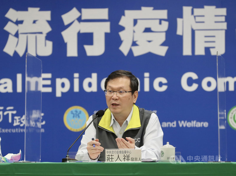 中央流行疫情指揮中心發言人莊人祥(圖)9日下午在記者會公布,台灣新增1例境外移入COVID-19確定病例(案978),為台灣籍30多歲女性,曾在宏都拉斯確診,多次採檢陰性之後才回台灣,檢疫期滿後自費採檢確診。中央社記者張皓安攝 110年3月9日