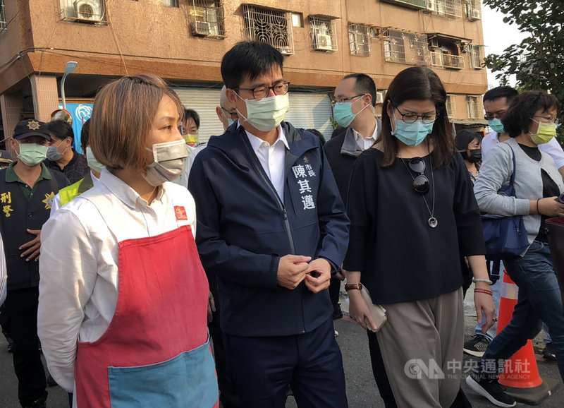 高雄駁二藝術特區文創店家「本東倉庫商店」遭祝融之災,高雄市長陳其邁(前左2)9日前往視察,高雄市文化局長王文翠(前左3)與本東倉庫商店負責人、插畫家李瑾倫(前左)等人陪同。中央社記者侯文婷攝 110年3月9日
