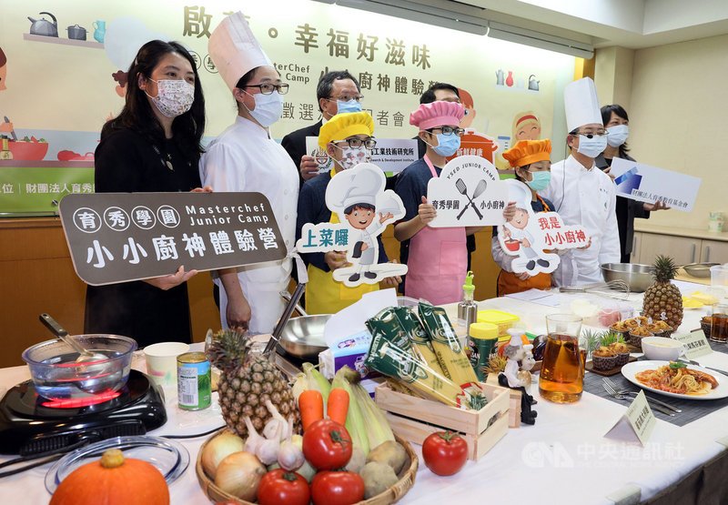 育秀教育基金會、全教總和穀研所合作,推出小小廚神體驗營,設計米食、麵食等課程,讓孩子們學習料理,並認識食材和食安,讓食農教育往下扎根。中央社記者郭日曉攝 110年3月9日