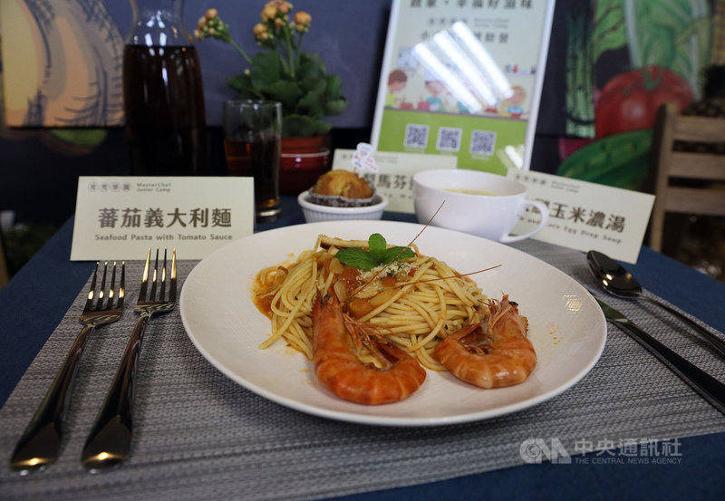 育秀教育基金會、全教總和穀研所合作,推出小小廚神體驗營,9日舉行「食農教育新體驗,小小廚神上菜」記者會,邀請師傅指導小朋友做出各式料理。中央社記者郭日曉攝 110年3月9日