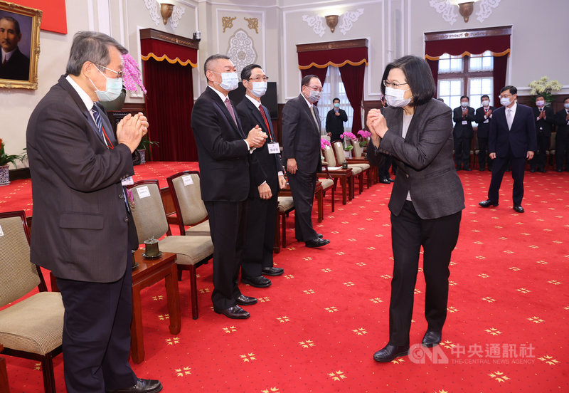 總統蔡英文(前右)9日在總統府接見中華民國全國中小企業總會理監事暨所屬各縣市中小企業協會、關懷中小企業基金會代表,聽取企業代表建言。中央社記者鄭傑文攝 110年3月9日