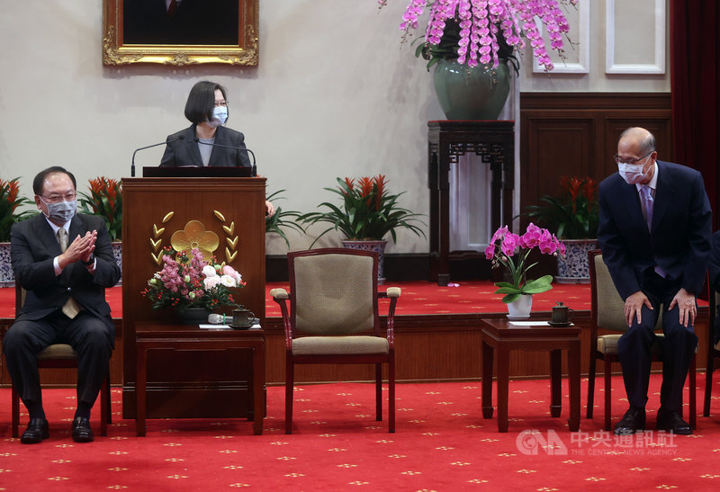 總統蔡英文(左2)9日在總統府接見中華民國全國中小企業總會理監事暨所屬各縣市中小企業協會、關懷中小企業基金會代表,強調政府一定會挺中小企業,持續結合產官學研的能量,來扶植中小企業轉型升級。中央社記者鄭傑文攝 110年3月9日