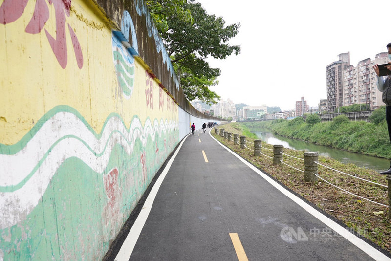 景美溪左岸自行車道全線4.4公里完工,銜接雙北市界一壽橋與世新三橫移門,即起雙北市民可以騎乘單車,暢遊新北市碧潭風景區及台北市立動物園。中央社記者沈佩瑤攝 110年3月9日