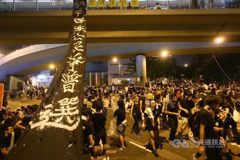 北京這次不但重塑香港特首和立法會選舉格局,也進一步削弱泛民的政治影響力,香港的普選之路恐更顯遙遠。圖為2014年9月香港民眾爭取民主普選的占中行動。(中央社檔案照片)
