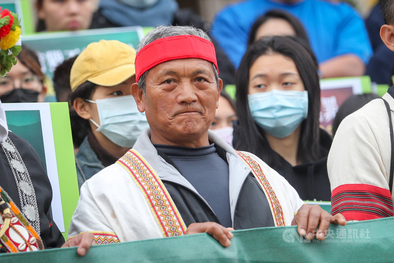 原住民王光祿打獵釋憲案,大法官9日開言詞辯論庭。原住民族青年、團體與各部落族人、獵人協會以及人權NGO組織等開庭前在司法院前舉行記者會,表達對王光祿(前)等人的支持。中央社記者裴禛攝 110年3月9日