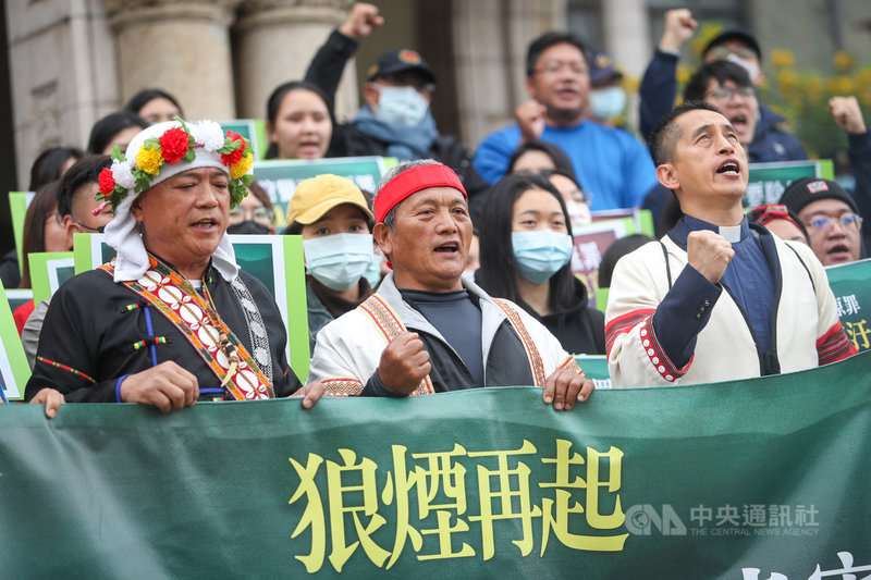 原住民王光祿打獵釋憲案,大法官9日開言詞辯論庭;原民團體上午到司法院前,聲援聲請人王光祿(前中)與潘志強(前左)。中央社記者裴禛攝 110年3月9日