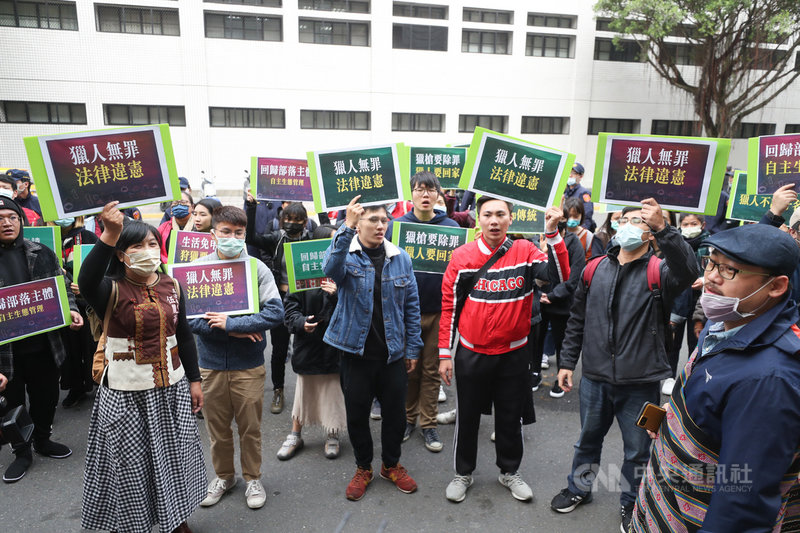 原住民王光祿打獵釋憲案,大法官9日開言詞辯論庭;原民團體上午到司法院前聲援王光祿,高喊「獵人無罪、法律違憲」。中央社記者裴禛攝 110年3月9日