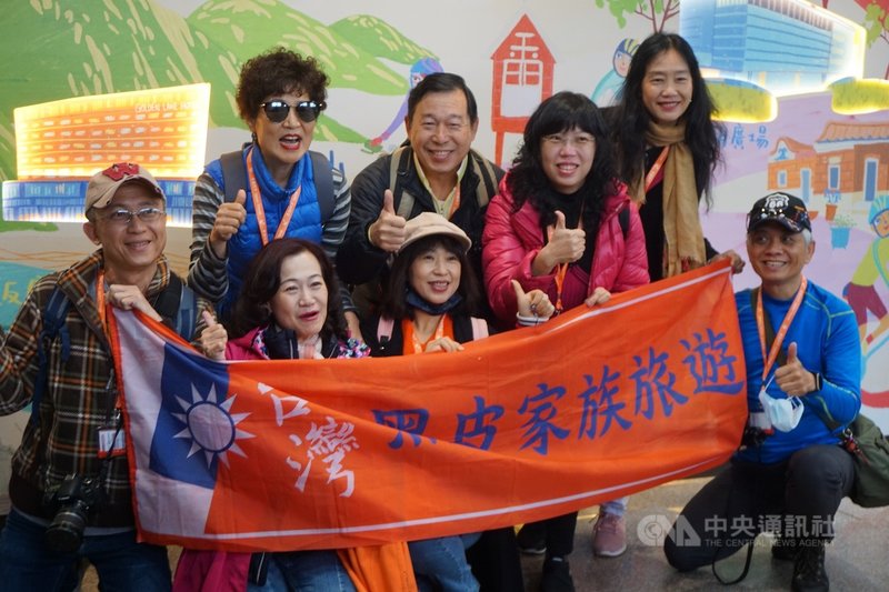 探索夢號5天4夜跳島遊首發團,9日抵達金門。來自台北的黑皮家族成員十分興奮。他們說,好久沒出國,想念出國的感覺,並開心合影。中央社記者黃慧敏攝 110年3月9日