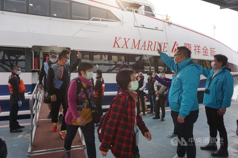 1100多名旅客9日搭乘星夢郵輪探索夢號抵達金門,水頭碼頭熱鬧滾滾,縣府觀光處長丁健剛(右2)等人迎接旅客。中央社記者黃慧敏攝 110年3月9日