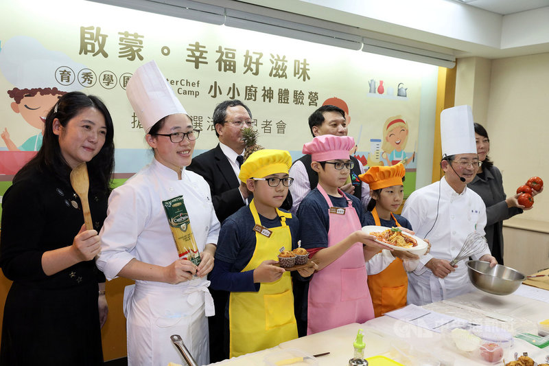 育秀教育基金會、全教總和穀研所合作,推出小小廚神體驗營,盼食農教育往下扎根,教小朋友知道運用食材,讓孩子們學習料理,同時瞭解食材和食安。中央社記者郭日曉攝 110年3月9日