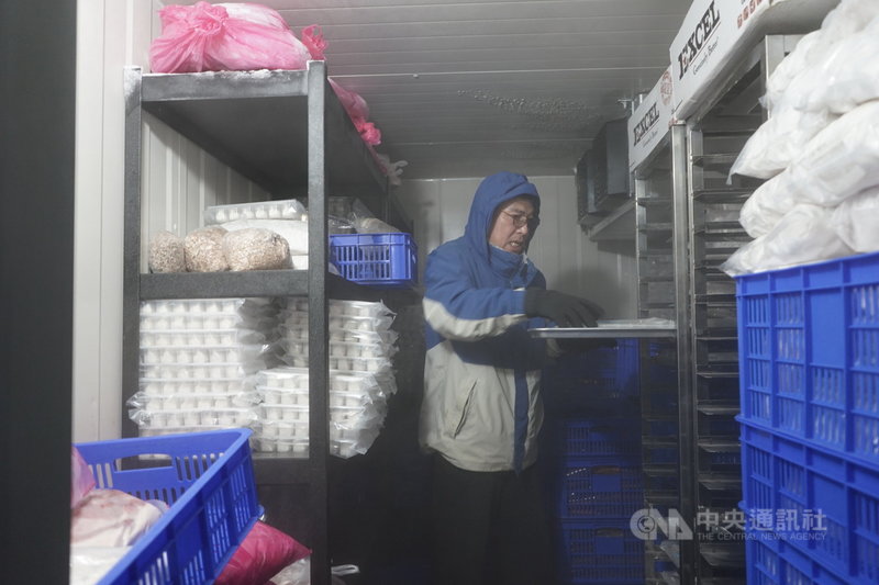 位在花蓮吉安鄉的主動廚房,是專為脊髓損傷者提供的工作環境,目前共有6名傷友員工,5名工作人員協助需要移動的作業,策畫人陳守實負責冷凍商品及送貨等工作。中央社記者張祈攝 110年3月9日