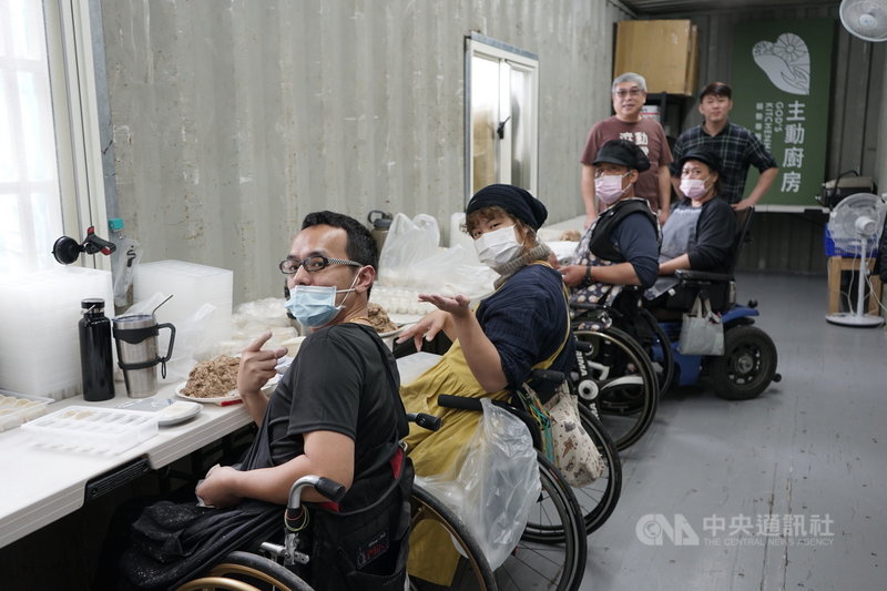 位在花蓮吉安鄉的主動廚房成立於2020年9月,策畫人陳守實(站立者左)為脊髓損傷者提供友善的工作環境,傷友就可以自給自足,找回生命的價值跟尊嚴。中央社記者張祈攝 110年3月9日