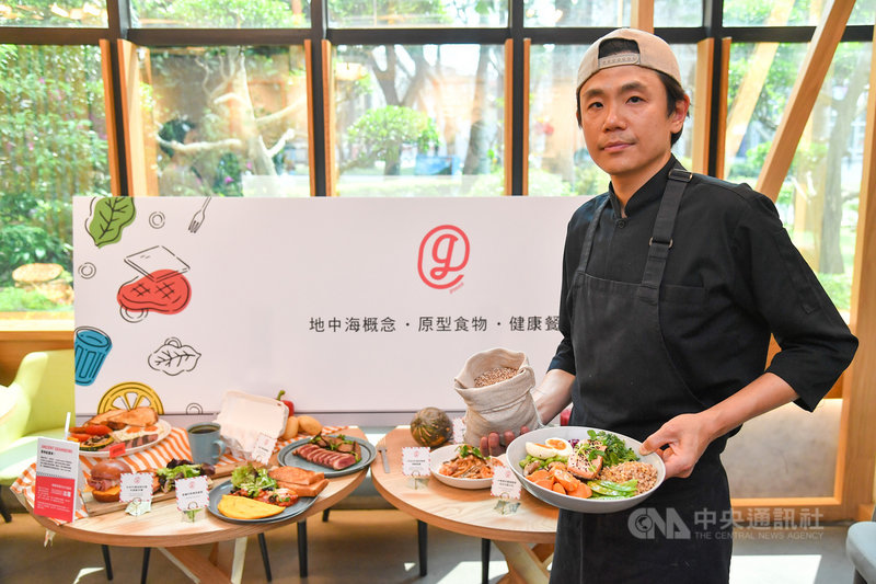 雄獅集團旗下餐飲「gonna共樂遊」9日推出新菜單,雄獅集團欣食旅行政主廚林庭右在記者會上介紹各項菜色。中央社記者鄭清元攝 110年3月9日