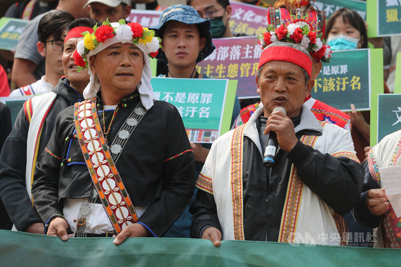 大法官9日就原住民王光祿等打獵釋憲案召開言詞辯論庭。原民團體在司法院外舉行庭後記者會,聲請人王光祿(前右)、潘志強(前左)與辯護律師出席說明,盼大眾理解原住民族狩獵文化。中央社記者裴禛攝 110年3月9日