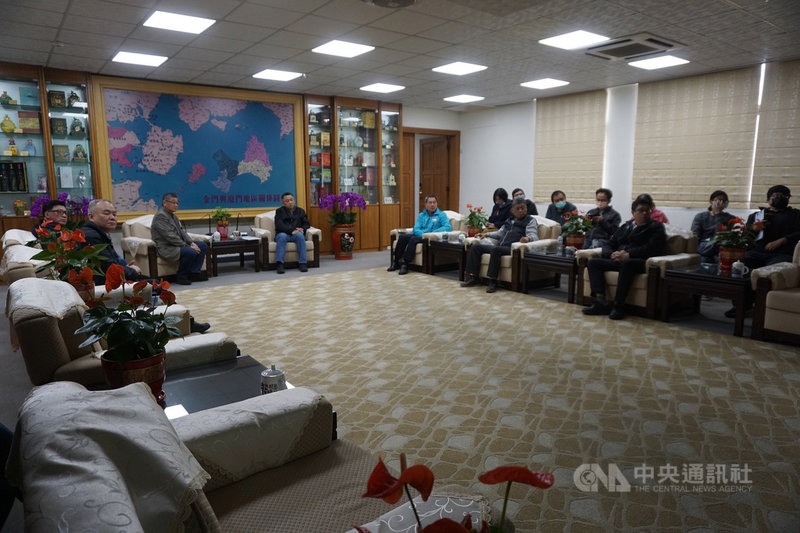 農委會農田水利署瑠公管理處處長朱建偉9日拜會金門縣政府,說明「金門地區農業灌溉水源規劃建置計畫」。中央社記者黃慧敏攝 110年3月9日