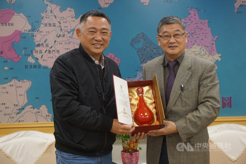 農委會農田水利署瑠公管理處處長朱建偉(右)9日到金門縣政府拜會縣長楊鎮浯(左),說明「金門地區農業灌溉水源規劃建置計畫」,雙方並互贈紀念禮品。中央社記者黃慧敏攝 110年3月9日