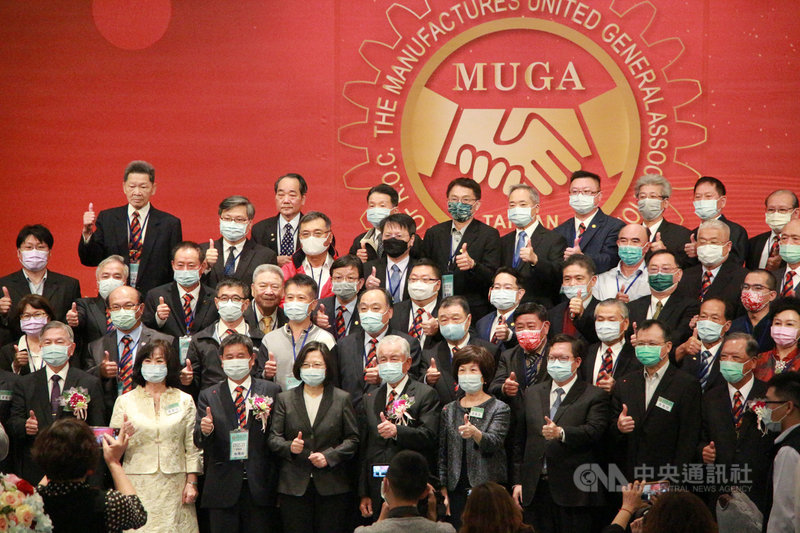 中華民國工業區廠商聯合總會9日在台中舉辦第8、9屆理事長暨理監事交接典禮,總統蔡英文(前左4)、行政院副院長沈榮津(前左)等人出席見證。中央社記者蘇木春攝 110年3月9日